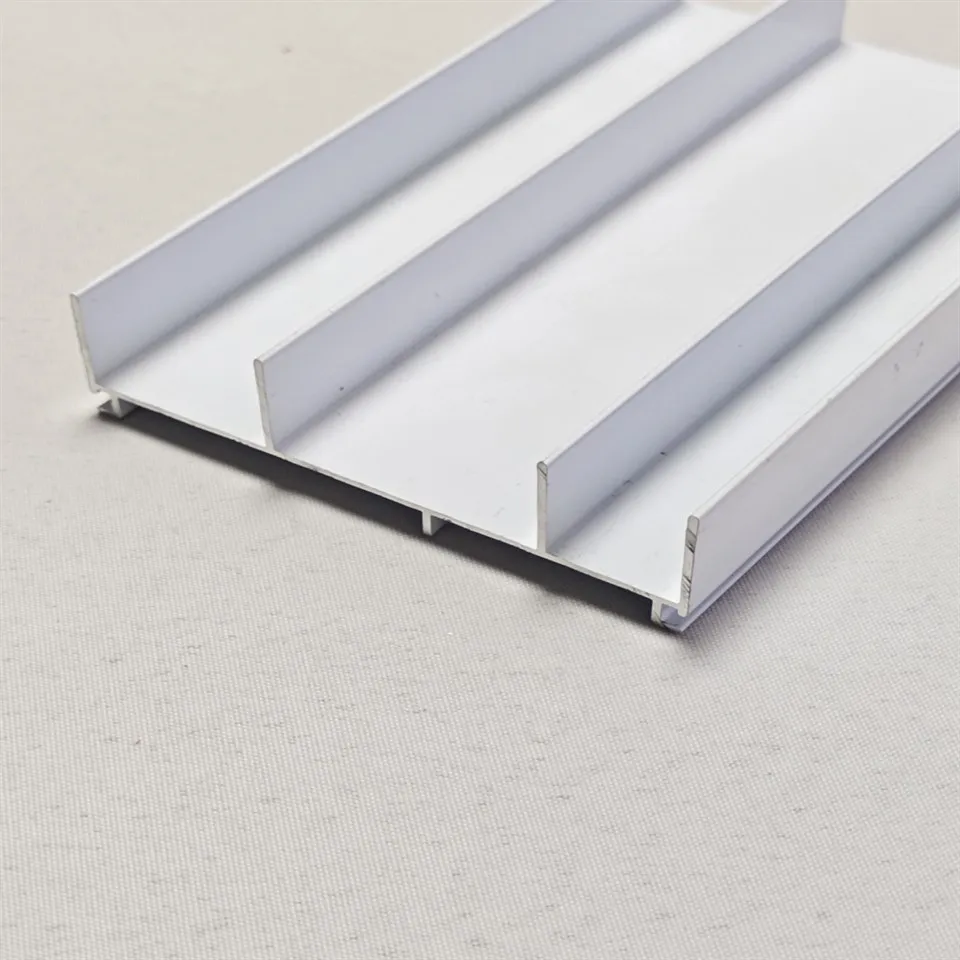 Perfiles de aluminio pulverizados mediante pulverización ordinaria